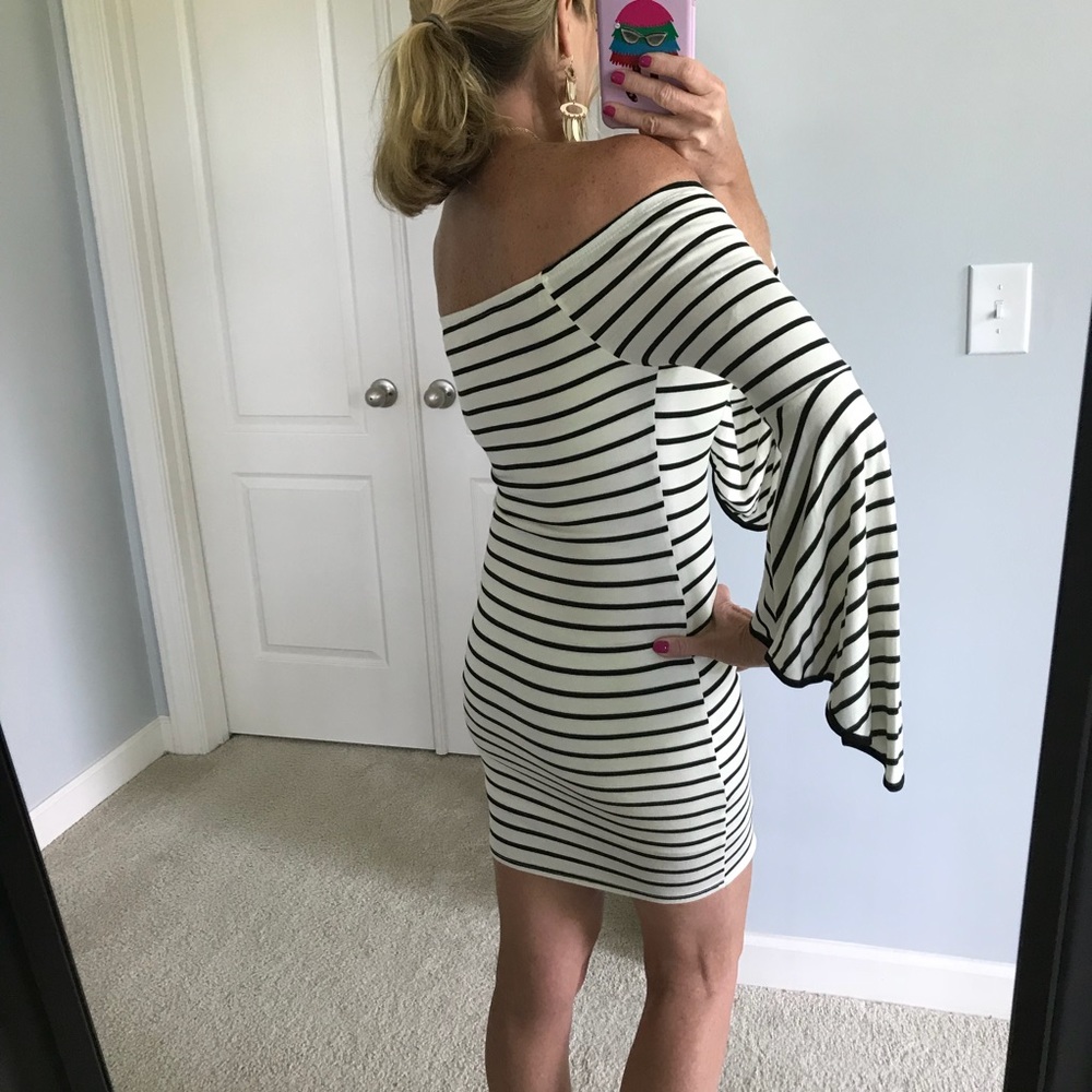 🎉1 SMALL🎉Off the Shoulder Bell Sleeve Dress - Picture 5 of 8